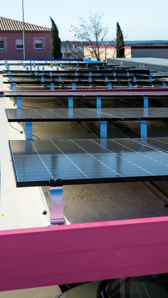 Carport solaire de 48 panneaux photovoltaïques sur le parking du siège Izitek à Éguilles