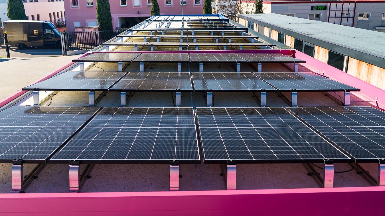 Panneaux monocristallins du carport Izitek orientés plein sud avec 10 à 15 degrés d'inclinaison