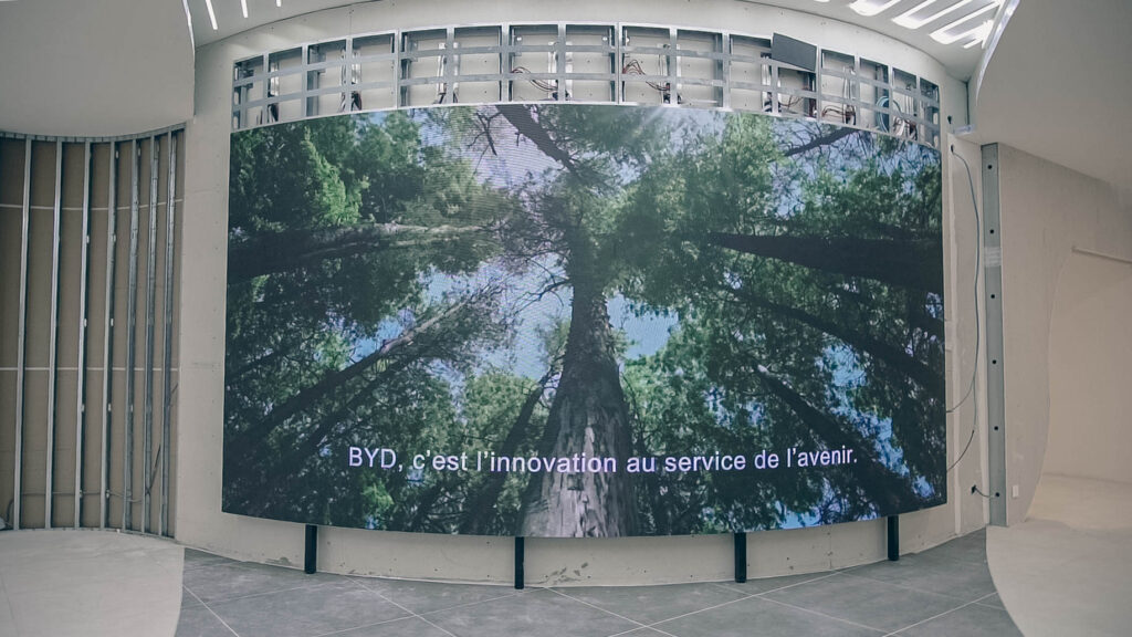 Installation affichage dynamique : écran BYD marseille avec des techniciens