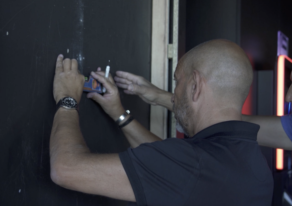 Installation d'un écran, le métier d'intégrateur en action