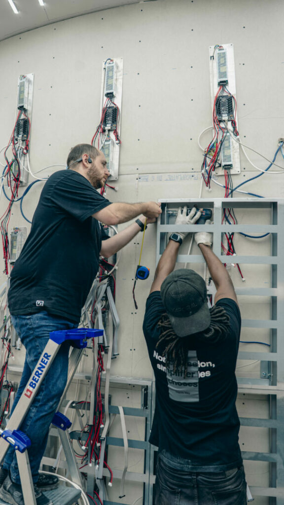 Installation affichage dynamique : écran BYD marseille avec des techniciens