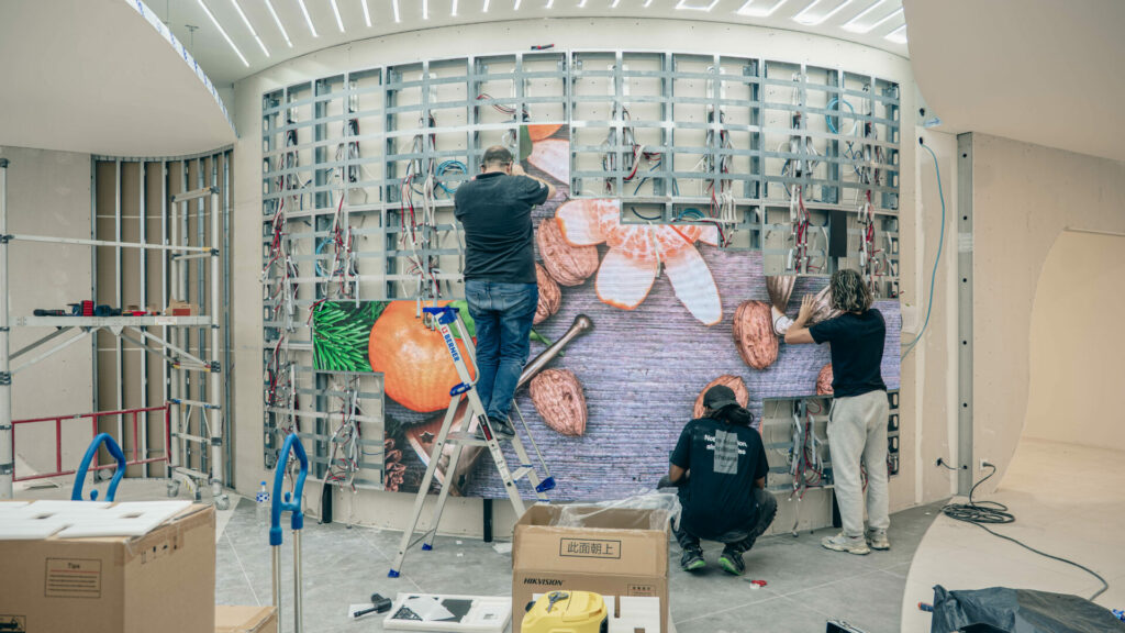 Installation affichage dynamique : écran BYD marseille avec des techniciens