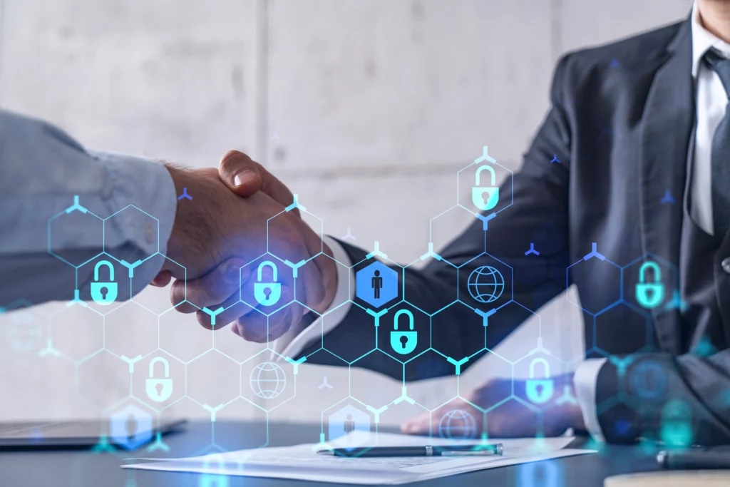 Deux personnes se serrent la main pour l'infogérance