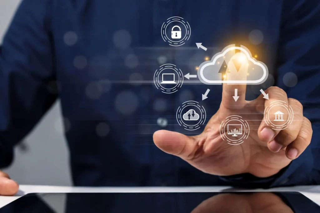 Infogérance : image qui montre une main qui clic sur un nuage, c'est un homme